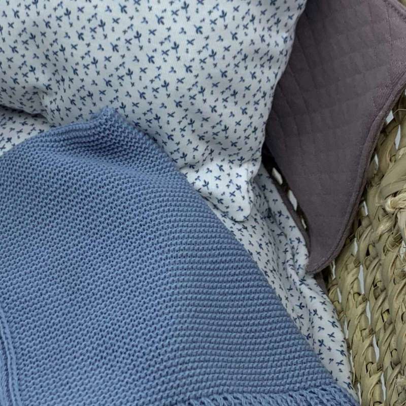 Memories by Así Docktillbehör - 43-46 cm. - Dockvagn i flätad design - med innehåll - Vintageprint