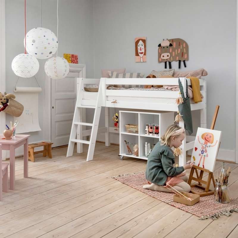 Hoppekids ECO Luxury - Halvhög loftsäng m. Rygglän - Sned Stege - Flera Storlekar - Vit