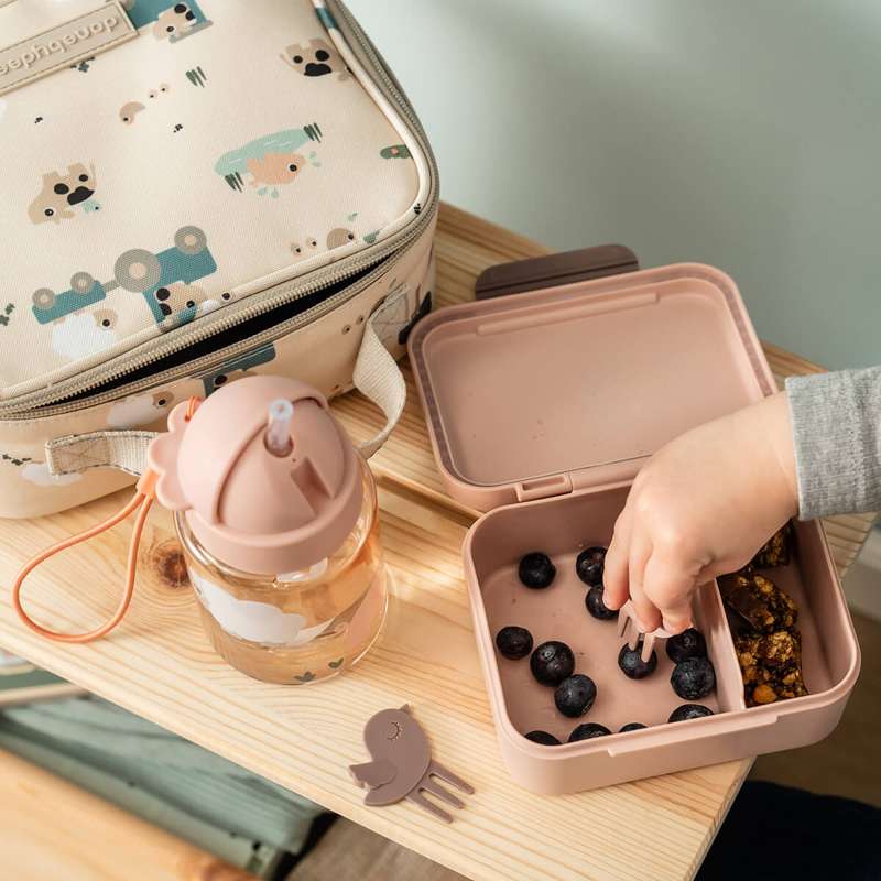 Done by Deer Liten matlåda med snackpinnar - Tiny Farm - Puder 