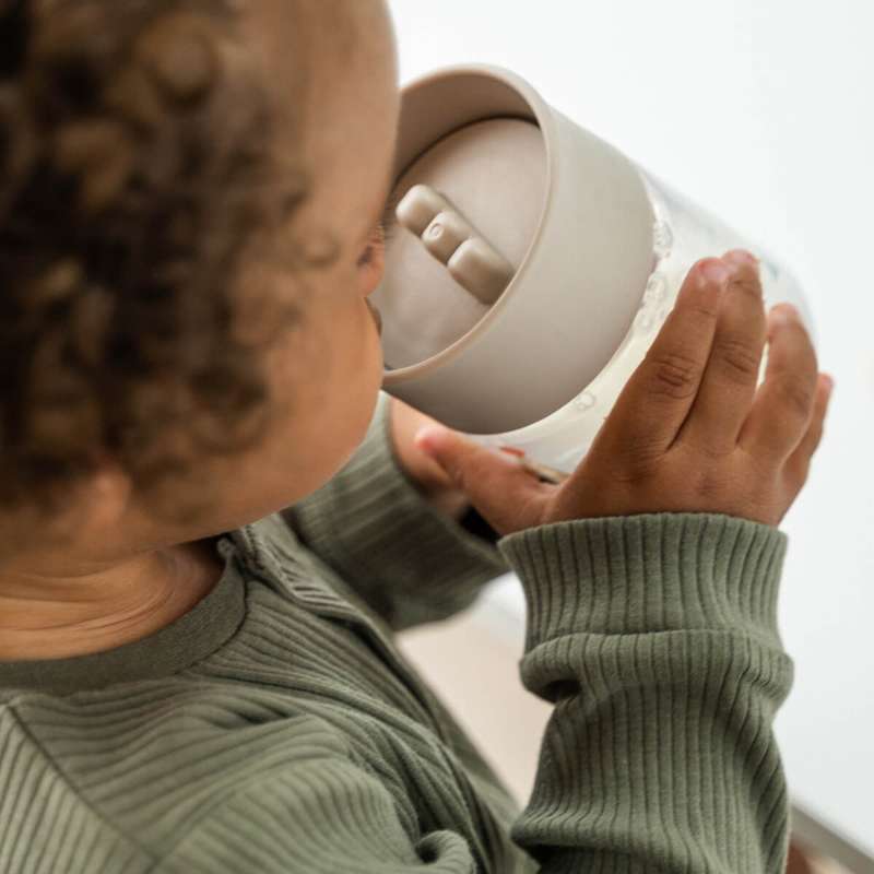 Done by Deer Träningskopp - 360° - Celebration - Sand 