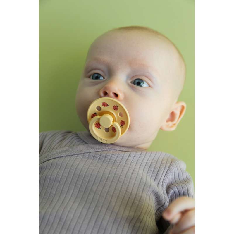 Bibs Rund Colour Napp - strl. 2 - naturgummi - Studio - Nyckelpiga - Ljus smör 